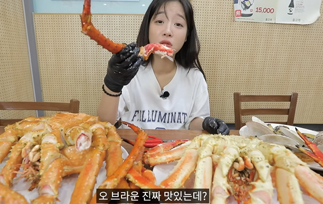 Famous YouTuber Draws Criticism After Eating 16 Servings of King Crab