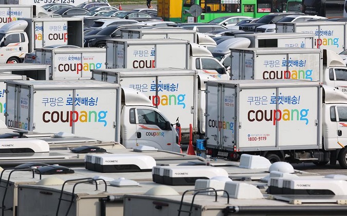 Delivery trucks of South Korean e-commerce giant Coupang Inc. are parked at a parking lot in Seoul on May 12, 2022. (Yonhap)
