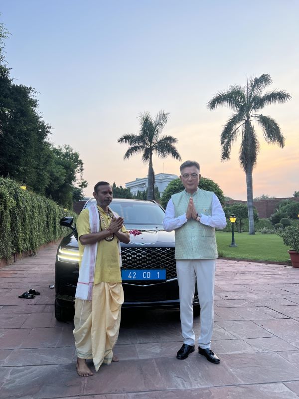This file photo provided by the South Korean Embassy in India shows Ambassador Chang Jae-bok (R) posing for a photo next to a Hindu priest after holding a puja ceremony for the embassy's new car on Sept. 13, 2023, in New Delhi. (Yonhap)