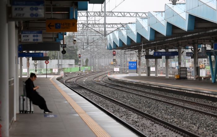 A passenger waits for a train at Songjeong Station in Gwangju on Friday, the second day of a strike by the National Railway Labor Union. (Yonhap)