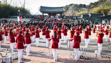 N.K. Cheering Squad Stages Surprise Performance During Trip to Tourist Attraction