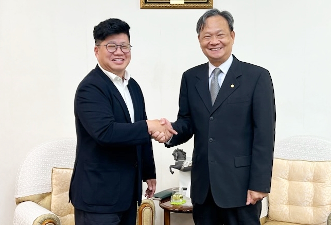 Kang Byung-koo (L), head of CJ Logistics Corp.'s global division, and Eric Hsieh, president of Evergreen Marine Corp. pose for a photo after signing a memorandum of agreement in this photo provided by CJ Logistics on June 16, 2023.