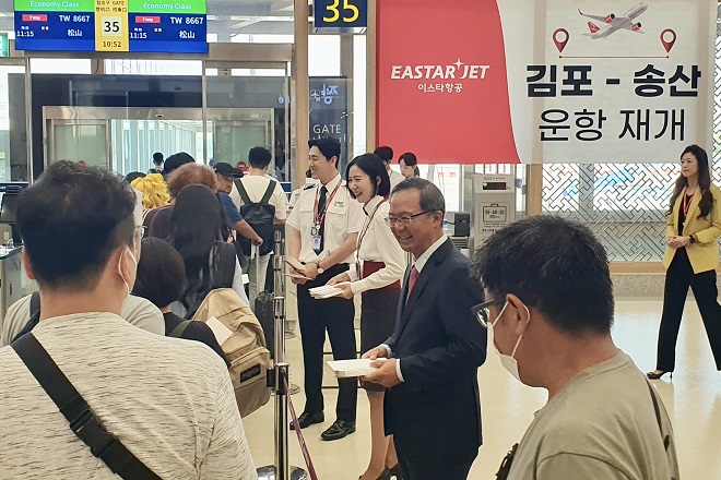 This photo taken on Sept. 2, 2023, shows Eastar Jet CEO Cho Joong-seok (3rd from right) and its officials attending an event to celebrate the resumption of international flights at Gimpo International Airport in western Seoul.  (Yonhap)