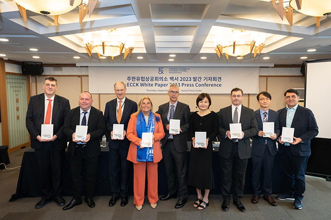 ECCK Chairperson Philippe Van Hoof (3rd from L) and Ambassador of the European Union to South Korea Maria Castillo-Fernandez (4th from L) stand alongside other ECCK officials for a photo session ahead of the media conference on its annual White Paper in Seoul, on Sept. 21, 2023. (Image courtesy of Yonhap News)