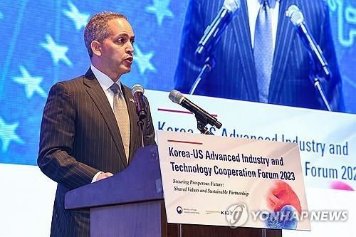 This file photo taken Sept. 21, 2023, shows Don Graves, U.S. deputy secretary of commerce, delivering a speech at the Korea-US Advanced Industry and Technology Cooperation Forum 2023 at the Grand Hyatt hotel in central Seoul. (Yonhap)