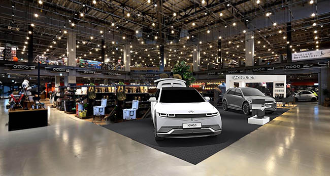 This file photo provided by Hyundai Motor Co. shows all-electric Ioniq 5 models displayed at A Pit Autobacs Kyoto Shijo, an automobile-related shopping mall, in Kyoto on Feb. 4, 2023. (Image courtesy of Yonhap) 