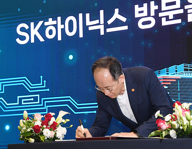Finance Minister Choo Kyung-ho signs a visitors' book during his trip to a production line of SK hynix Inc. in Icheon, 58 kilometers south of Seoul, on Sept. 27, 2023, in this photo released by the Ministry of Economy and Finance. (Image courtesy of Yonhap)