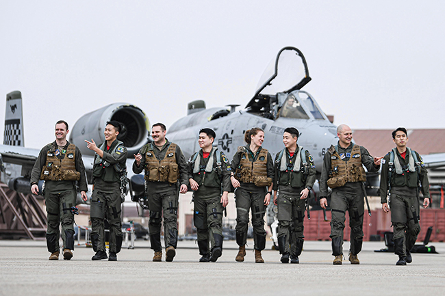 South Korean and U.S. Air Force pilots walk side by side at Osan Air Base, south of Seoul, after completing their joint training, in this file photo provided by the South Korean Air Force on March 9, 2023. (Image courtesy of Yonhap)