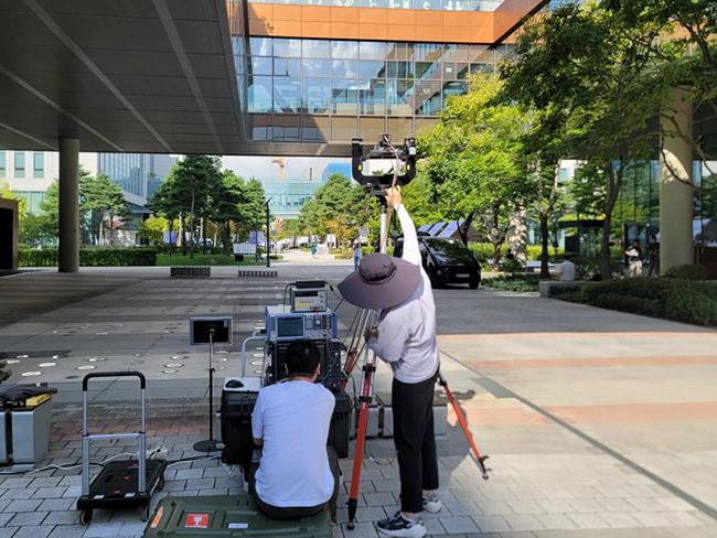 LG Electronics has achieved a remarkable feat, successfully transmitting and receiving data over a distance of 500 meters in an urban environment, setting a new world record. (Image courtesy of Yonhap)