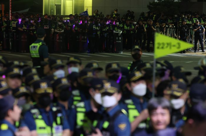 Police to Prohibit Assemblies and Demonstrations from Midnight to 6 a.m.