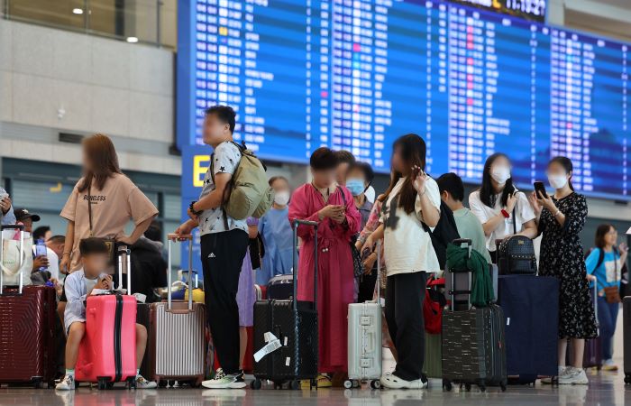 Chinese group tourists traveling to South Korea from Jinan, China, wait for a guide at the arrival hall of Incheon International Airport's Terminal 1 on Aug. 15, 2023. (Image courtesy of Yonhap)