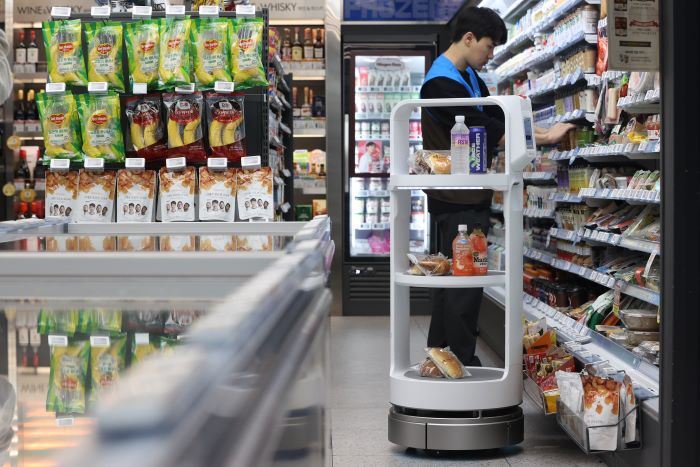 GS25 Unveils Ereon: First AI Self-Driving Serving Robot in Convenience Stores