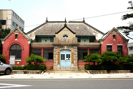 The former Gunsan Customs Office was built in 1908. It was designed by a German and brick materials were imported from Belgium.
