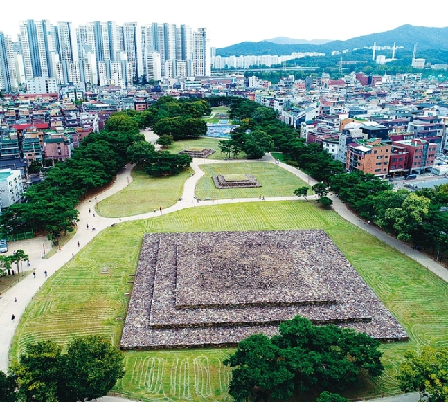 The Songpa-gu neighborhood of Seoul served as the capital of the Baekje Dynasty for the longest period. In the Jamsil neighborhood of Songpa-gu, there are intriguing ruins resembling tombs and stone towers known as the Seokchon-dong tomb group.