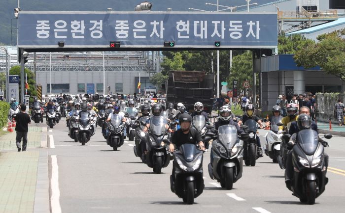 In this photo taken on July 12, 2023, Hyundai Motor workers leave the carmaker's main Ulsan plant, 300 kilometers southeast of Seoul, after holding a four-hour partial strike in protest against the "anti-union" Yoon Suk Yeol government under the guidelines of the Korean Metal Workers' Union (KMWU). (Yonhap)