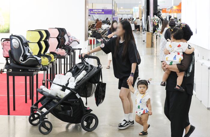 Parents look around an exhibition for baby products in Daegu, 237 kilometers south of Seoul, on Aug. 17, 2023. (Yonhap)