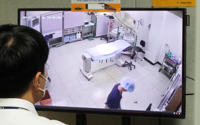 Under the revision, medical clinics must install cameras in all operating rooms that handle surgeries where patients are anesthetized or unconscious, and record the surgery procedures when patients or their guardians request. (Image courtesy of Yonhap)