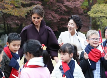 First Ladies of South Korea and US Greet Schoolchildren