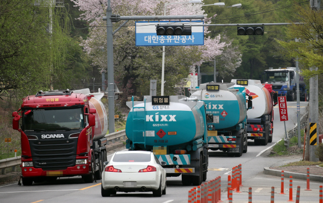 This undated file photo shows South Korean tanker trucks traveling on a road. (Yonhap)