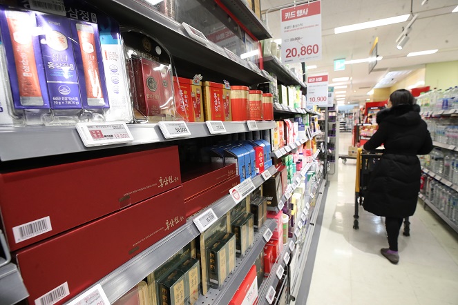 This file photo shows health functional foods on display at a large discount market in Seoul. (Yonhap)
