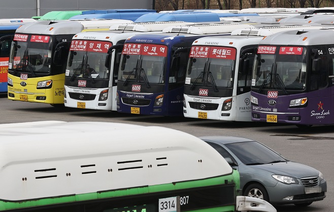 This undated file photo shows airport buses. (Yonhap)