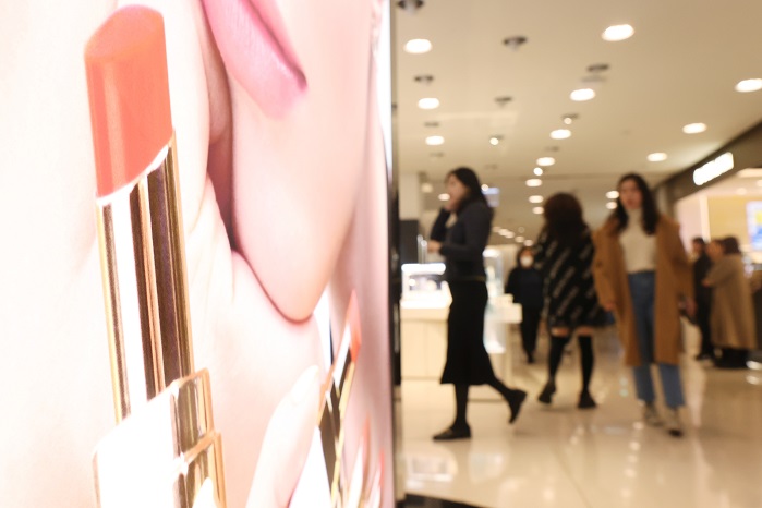 An advertisement of a lipstick product is displayed at a department store in Seoul, in this file photo taken March 20, 2023. (Yonhap)