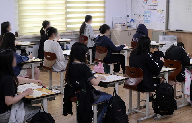 Students take a mock CSAT exam in Seoul, in this file photo taken June 1, 2023. (Pool photo) (Yonhap)