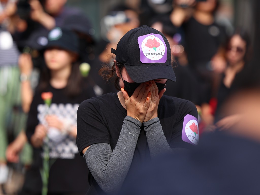 A participant pays tribute during a memorial rally in front of the National Assembly in Yeouido, Seoul, on Sept. 4, the 49th anniversary of the death of a teacher at Seoi Elementary School in Seoul. 