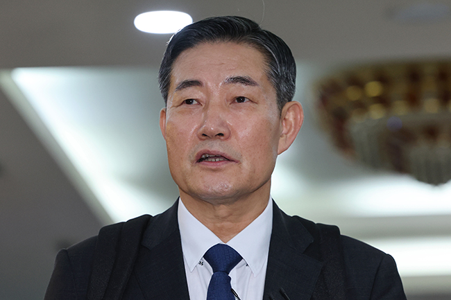 Defense Minister nominee Shin Won-sik speaks to reporters at the defense ministry compound in central Seoul on Sept. 15, 2023. (Image courtesy of Yonhap News)