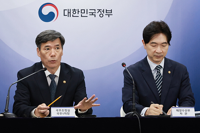 Park Ku-yeon (L), first deputy chief of the Office for Government Policy Coordination, speaks during a daily briefing on the Fukushima issue in Seoul on Sept. 18, 2023. (Image courtesy of Yonhap News) 