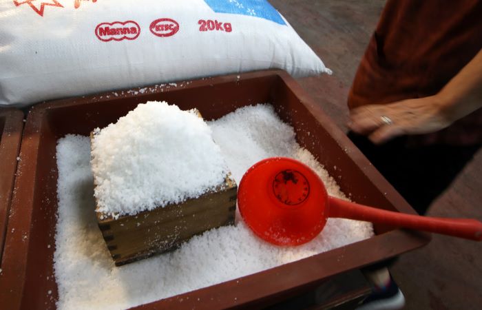 As July and August, which mark the peak production season for sea salt, are anticipated to bring prolonged rain and a decline in production, coupled with concerns over the impending discharge of contaminated water from the Fukushima nuclear power plant, consumers are growing increasingly worried about seafood contamination. This anxiety has resulted in a surge in the stockpiling of sea salt and other salts.