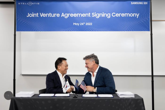 Samsung SDI CEO Choi Yoon-ho (L) shakes hands with Stellantis North America COO Mark Stewart during the signing ceremony for their U.S. battery joint venture on May 22, 2022, in this file photo provided by Samsung SDI.  (Yonhap)