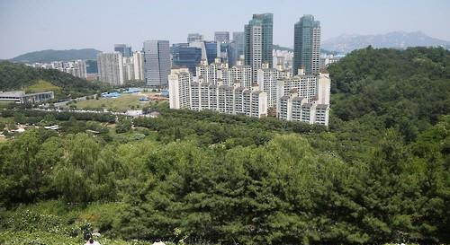 The preference for neighborhoods with large parks and green spaces has become more pronounced due to the phenomenon of telecommuting, which has been widely adopted during the coronavirus pandemic. (Image courtesy of  Yonhap)
