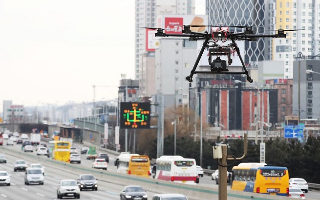 Highway police use a drone on Feb. 1, 2019, in cooperation with the state-run Korea Expressway Corp., to crack down on violations of traffic regulations that might occur. (Yonhap)