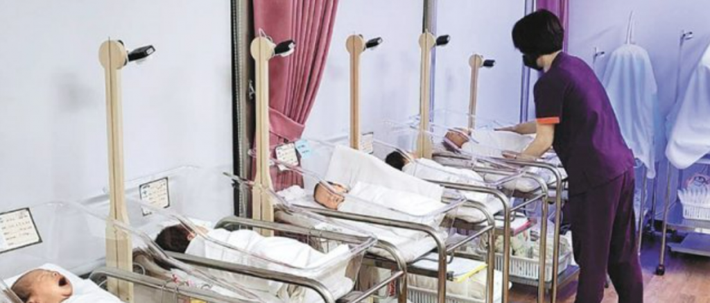 Medical staff take care of newborns in the neonatal unit of Haenam General Hospital's postpartum center, the first public postpartum center in Jeollanam-do (Image courtesy of Jeollanam-do)