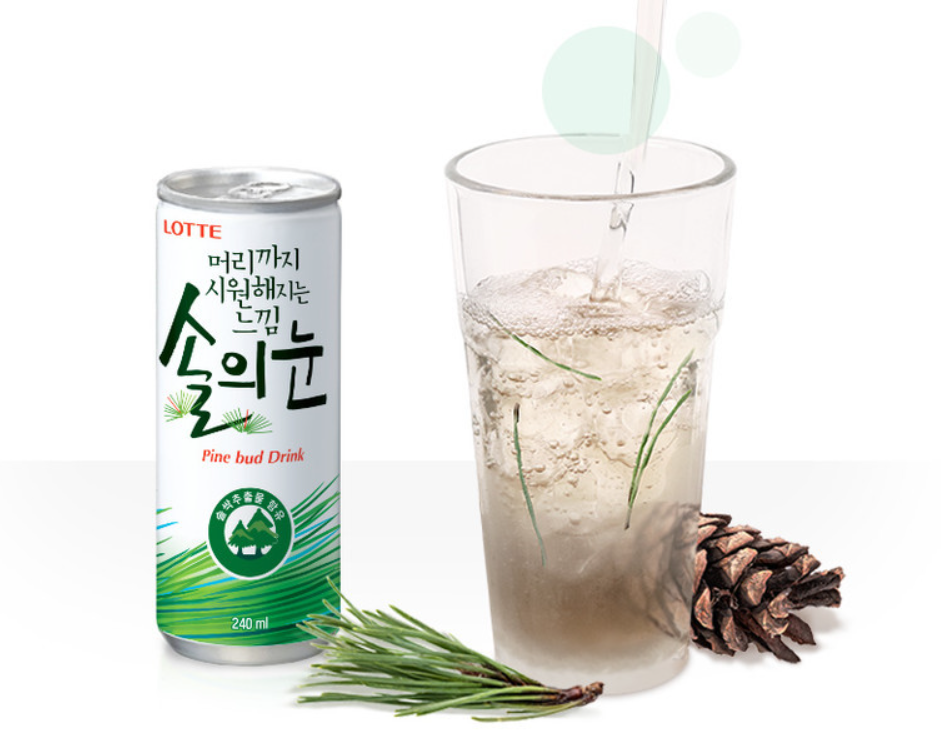 Celebrities have played a role in popularizing a soju cocktail called the "pine needle drink," which incorporates pine needle, soju, sparkling water, and lemon. (Image courtesy of Lotte Chilsung Beverage)
